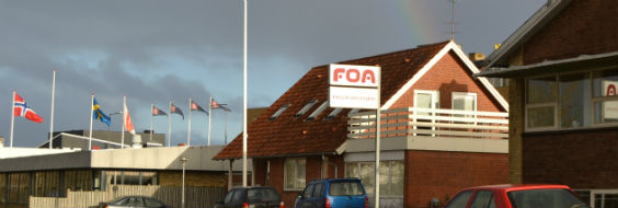 FOA-Herning Rød bygning med regnbue